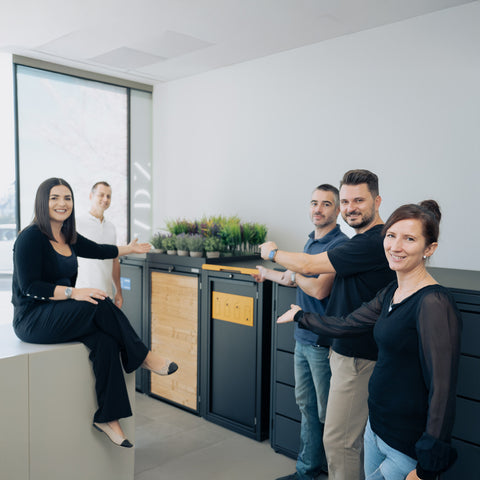 Das BIO Stefan-Team präsentiert Mülltonnenboxen im Showroom.