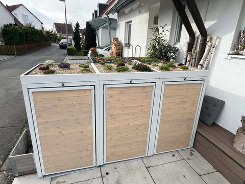 Kundenfoto BIO Stefan Holzmichl Mülltonnenbox 3er mit Pflanzdach in Reinweiß, schattiger Standort hält die Tonnen kühl und reduziert Gestank