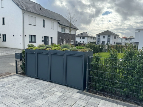 Pflanzdach auf Mülltonnenbox im Gefälle