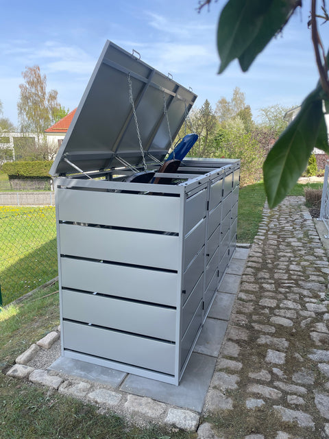 BIO Stefan Mülltonnenbox 4er mit geöffnetem Deckel im Garten.