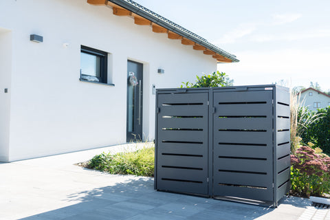 Box pour poubelles de Bio Stefan devant une maison moderne.