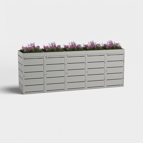 Mülltonnenbox Dagobert 5er 240L RAL9007 mit Pflanzdach und Blumen.