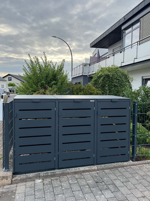 Alubert Mülltonnenbox 3er in Anthrazit in Zaun integriert