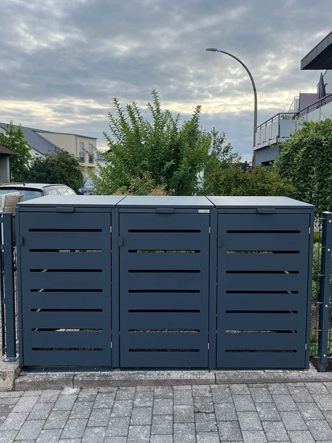 Alubert Mülltonnenbox 3er in Anthrazit in Zaun integriert