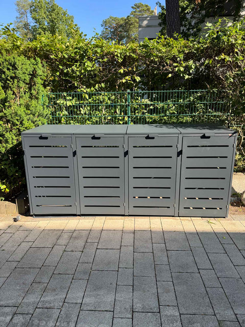 BIO Stefan Mülltonnenbox Alubert Anthrazit 4er 240l mit Deckel, freistehend vor Hecke auf Terrasse