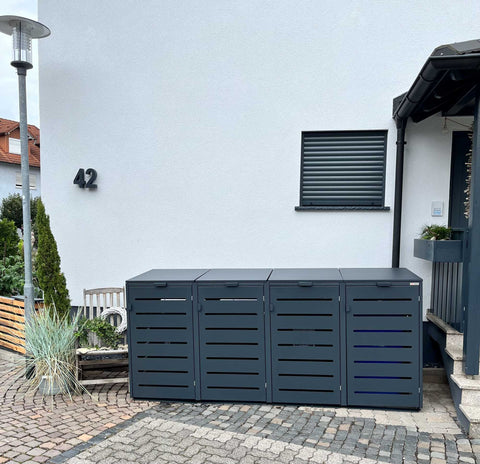 BIO Stefan AluBert Mülltonnenbox 4er 240l in Anthrazit vor Hauseingang mit Kies- und Pflasterweg
