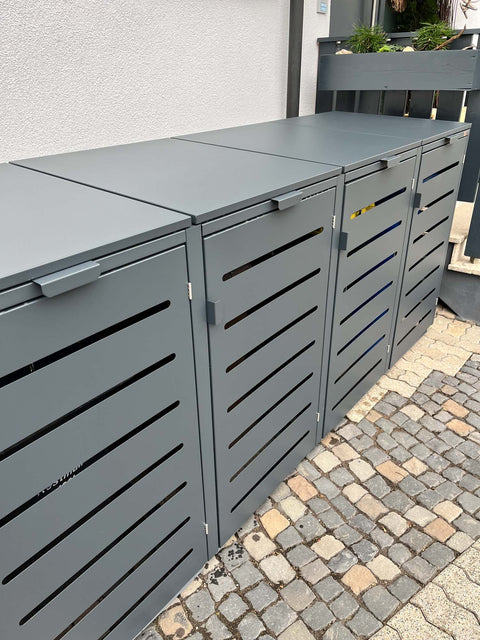 BIO Stefan Mülltonnenbox Alubert Anthrazit 4er 240l, vier graue Boxen mit Schlitzen an Hauswand auf Pflasterboden