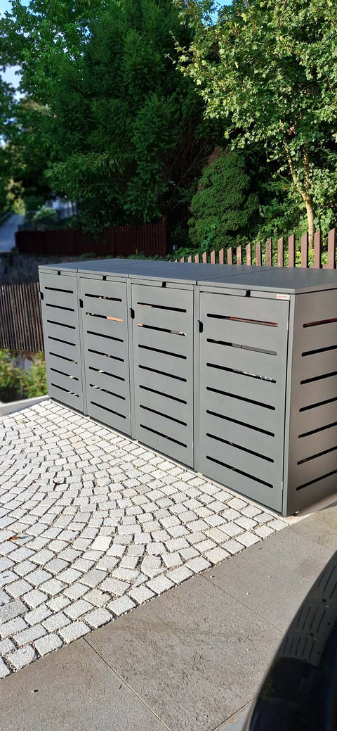 BIO Stefan AluBert Mülltonnenbox 4er 240l in Anthrazit, freistehend auf gepflasterter Einfahrt