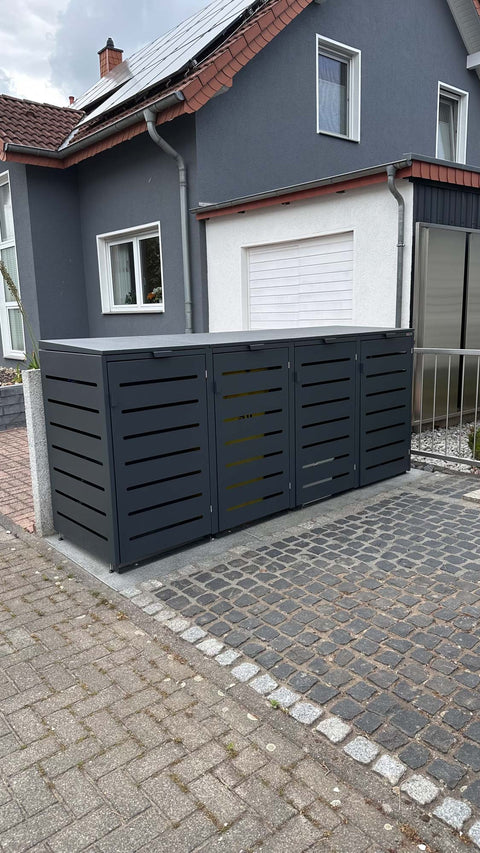 BIO Stefan Alubert Mülltonnenbox 4er 240l in Anthrazit steht links vor modernem Einfamilienhaus