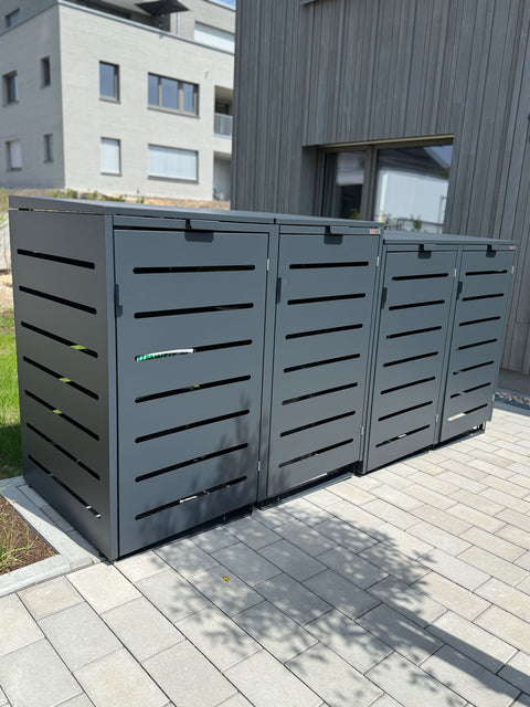 BIO Stefan Alubert Mülltonnenbox 4er 240l in Anthrazit mit Deckelgefälle vor modernem Wohnhaus