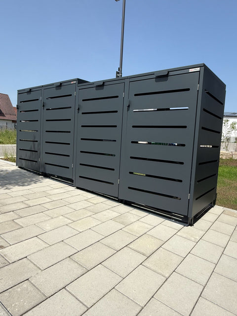 BIO Stefan Mülltonnenbox Alubert Anthrazit 4er 240l mit Deckelgefälle auf gepflasterter Einfahrt