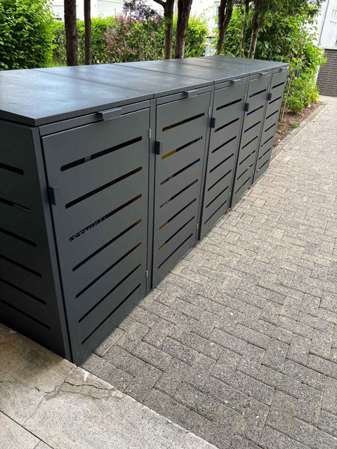 BIO Stefan Alubert Mülltonnenbox 5er 240l in Anthrazit schräg mit Deckelgefälle vor Hecke