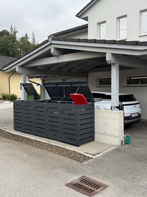 BIO Stefan Alubert Mülltonnenbox 5er 240l in Anthrazit unter Carport neben Auto vor modernem Wohnhaus