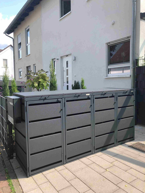 BIO Stefan Dagobert Mülltonnenbox 4er 120l in Anthrazit vor modernem Einfamilienhaus mit Zaun