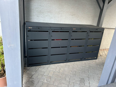 BIO Stefan Mülltonnenbox Dagobert 4er 120l in Anthrazit, freistehend unter überdachtem Stellplatz