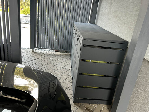 BIO Stefan Dagobert Mülltonnenbox 4er 120l in Anthrazit unter Carport neben Auto