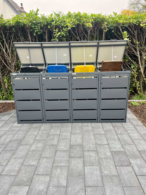 BIO Stefan Dagobert Mülltonnenbox 4er 120l in Anthrazit mit geöffneten Deckeln und bunten Tonnen