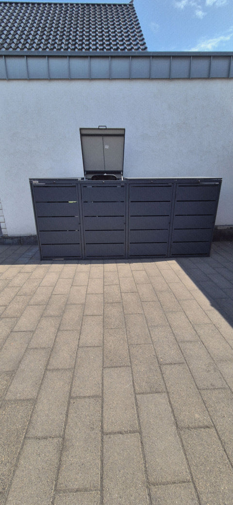 BIO Stefan Dagobert Mülltonnenbox 4er 240l in Anthrazit, mittlerer Deckel geöffnet vor Hauswand