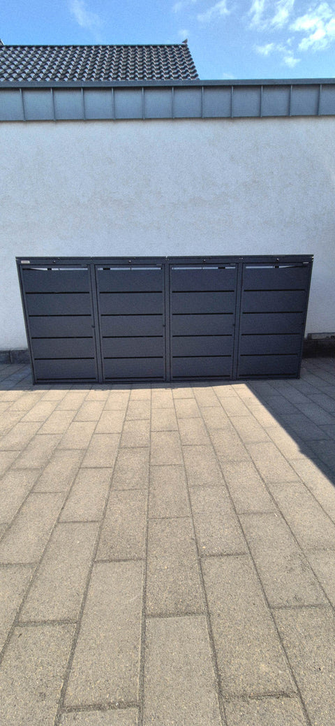 Kundenfoto der BIO Stefan Dagobert Mülltonnenbox 4er 240l in Anthrazit vor heller Hauswand