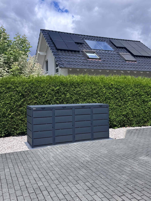 BIO Stefan Dagobert Mülltonnenbox 4er 240l in Anthrazit vor Hecke auf gepflasterter Einfahrt