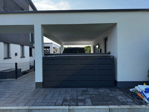 BIO Stefan Dagobert Mülltonnenbox 4er 240l in Anthrazit vor modernem Carport mit geparktem Auto