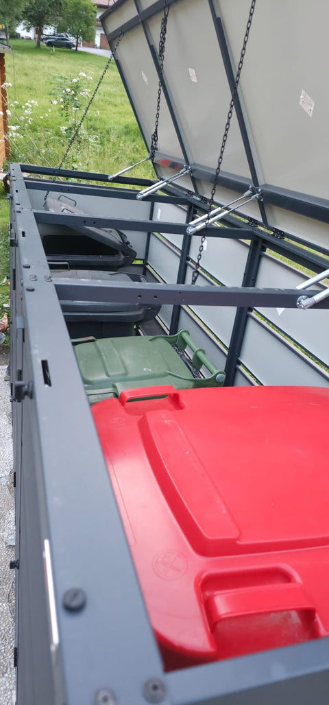 BIO Stefan Dagobert Mülltonnenbox 4er 240l in Anthrazit, offene Deckel mit Ketten über bunten Tonnen