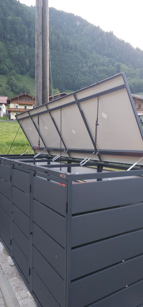 BIO Stefan Dagobert Mülltonnenbox 4er 240l in Anthrazit mit geöffneten Deckeln vor Alpen-Landschaft
