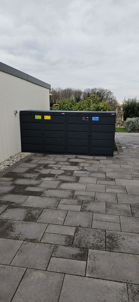 BIO Stefan Dagobert Mülltonnenbox 4er 240l in Anthrazit an Hauswand auf gepflasterter Terrasse