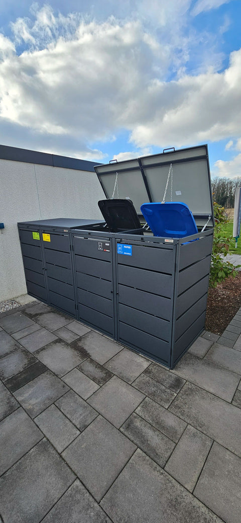 BIO Stefan Mülltonnenbox Dagobert 4er 240l in Anthrazit, zwei Deckel mit Kette geöffnet, bunte Mülltrennlabels sichtbar