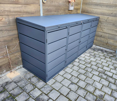 BIO Stefan Mülltonnenbox Dagobert 4er 240l in Anthrazit, freistehend auf gepflasterter Terrasse vor Holzzaun