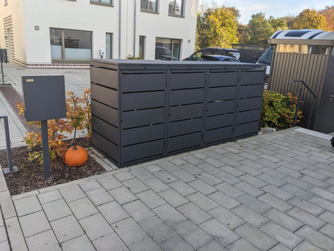 BIO Stefan Dagobert Mülltonnenbox 4er 240l in Anthrazit neben Briefkasten und Einfahrt vor Wohnhaus