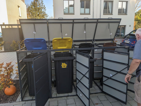 Kundenfoto der BIO Stefan Dagobert Mülltonnenbox 4er 240l in Anthrazit, geöffnet mit sichtbaren Mülltonnen