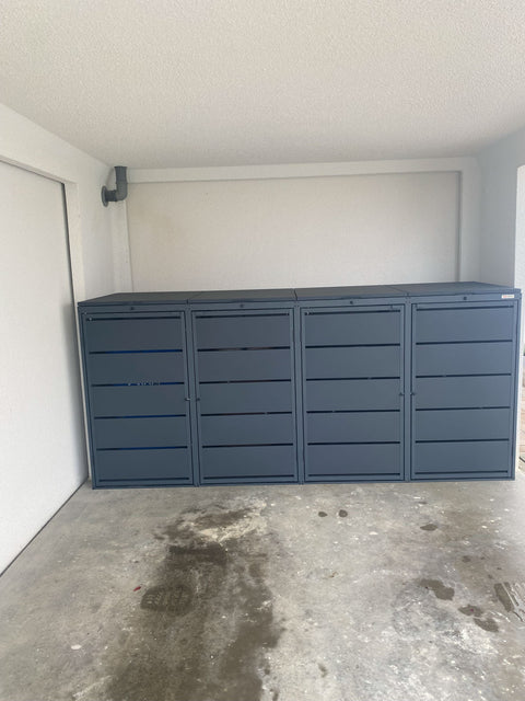 BIO Stefan Dagobert Mülltonnenbox 4er 240l in Anthrazit unter überdachtem Stellplatz