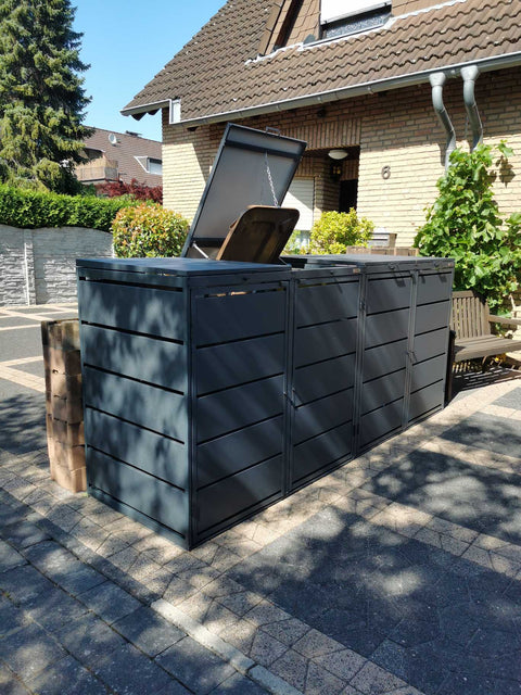 BIO Stefan Dagobert Mülltonnenbox 4er 240l in Anthrazit vor Einfamilienhaus, ein Deckel geöffnet