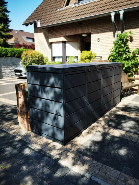 BIO Stefan Dagobert Mülltonnenbox 4er 240l in Anthrazit vor Einfamilienhaus auf gepflasterter Einfahrt