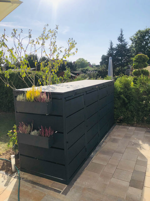 BIO Stefan Dagobert Mülltonnenbox 4er 240l in Anthrazit mit seitlichen Pflanzkästen im sonnigen Garten