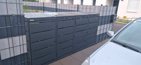 4er Mülltonnenbox aus pulverbeschichtetem Stahl in Anthrazit in Zaun integrieren