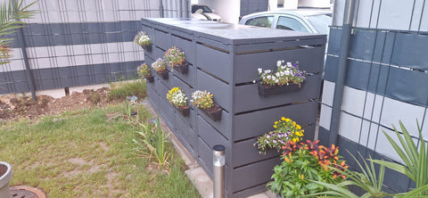 4er Mülltonnenbox aus pulverbeschichtetem Stahl in Anthrazit in Zaun integrieren