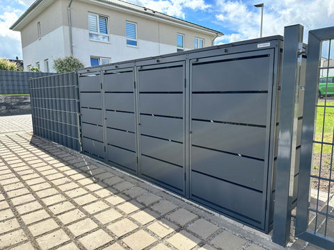 4er Mülltonnenbox aus pulverbeschichtetem Stahl in Anthrazit in Zaun integrieren