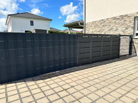 4er Mülltonnenbox aus pulverbeschichtetem Stahl in Anthrazit in Zaun integrieren