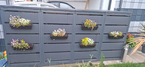 4er Mülltonnenbox aus pulverbeschichtetem Stahl in Anthrazit in Zaun integrieren