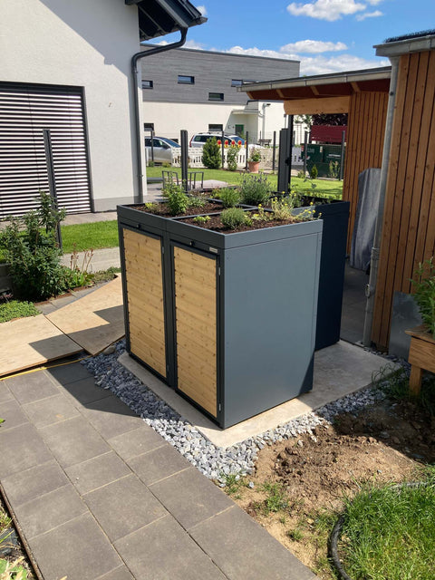 BIO Stefan Holzmichl Mülltonnenbox 2er 120 & 240 l in Anthrazit über Eck am Hauseingang neben dem Carport mit Pflanzdach