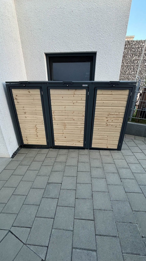 BIO Stefan Holzmichl Mülltonnenbox 3er 120l und 240l in Anthrazit frontal unter dem Kellerfenster, schmales 120-Liter-Modul links
