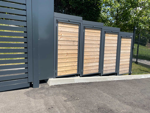 BIO Stefan Mülltonnenbox Holzmichl Anthrazit, 4er 120l mit Holzfront und leicht geneigtem Pflanzdach draußen