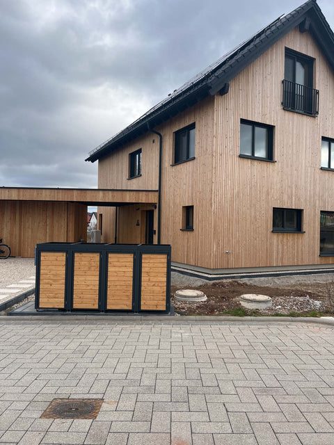 BIO Stefan Mülltonnenbox Holzmichl Anthrazit 4er 120l mit Holzfront vor modernem Holzhaus