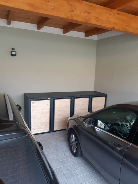 BIO Stefan Holzmichl Mülltonnenbox 4er 240l in Anthrazit mit Holzfront, unter Carport zwischen zwei Autos