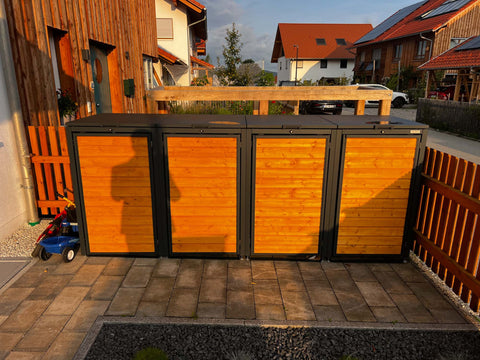 BIO Stefan Holzmichl Mülltonnenbox 4er 240l, anthrazit mit Holzfront, auf Terrasse vor Holzhaus