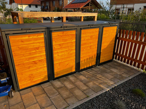 BIO Stefan Holzmichl Mülltonnenbox 4er 240l, anthrazit mit Holzfront, auf Terrasse im Garten installiert