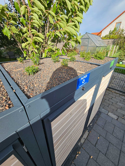 BIO Stefan Holzmichl Mülltonnenbox 4er 240l in Anthrazit mit Holzfront und bepflanztem Pflanzdach im Garten