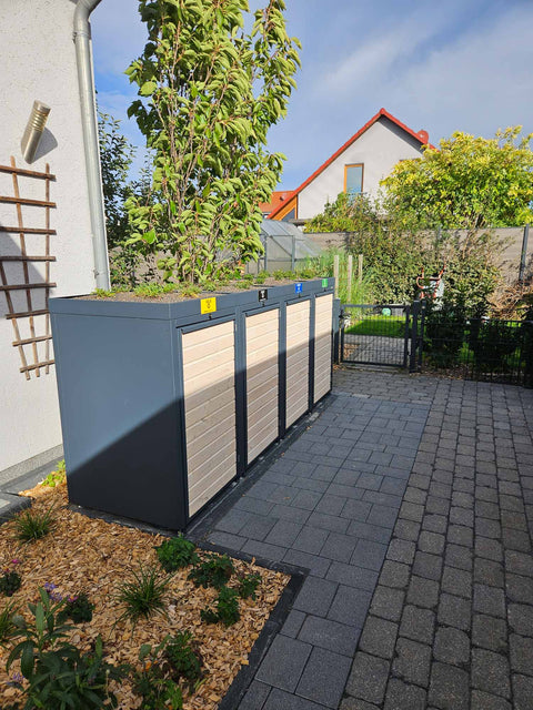 BIO Stefan Mülltonnenbox Holzmichl, 4er 240l anthrazit mit Holzfront und bepflanztem Pflanzdach im Garten
